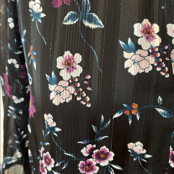 Chic Floral Button-Up Blouse - Picture 3 of 4